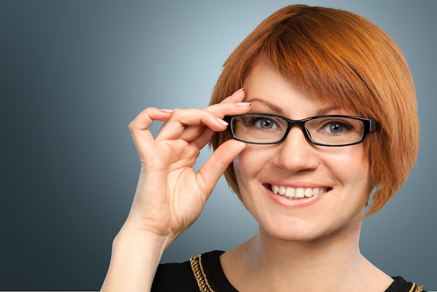 Portrait de jeune femme d'affaires sur fond