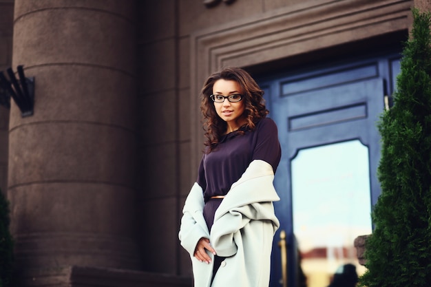 Portrait de jeune femme d&#39;affaires gaie