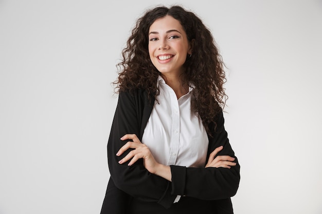 Portrait d'une jeune femme d'affaires heureuse