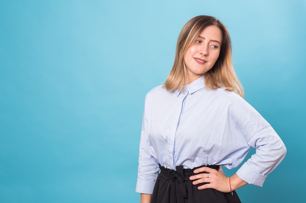 Portrait d'une jeune femme d'affaires joyeuse et souriante