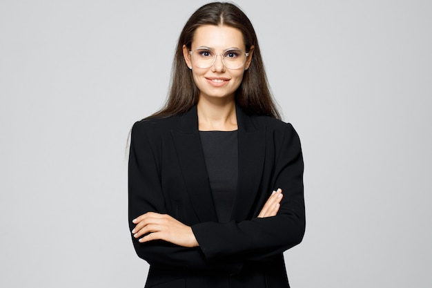 Portrait de jeune femme d'affaires moderne en costume classique et lunettes