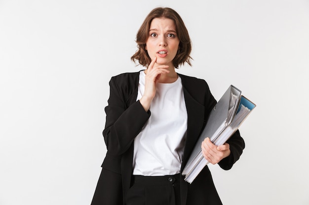 Photo portrait d'une jeune femme d'affaires perplexe