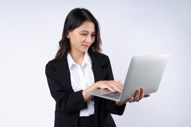 Portrait de jeune femme d'affaires portant un costume, isolé sur fond blanc