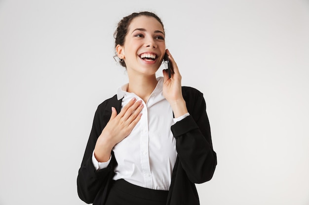 Portrait d'une jeune femme d'affaires en riant