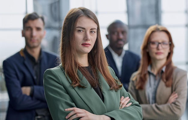 Portrait d'une jeune femme d'affaires sérieuse avec des collègues