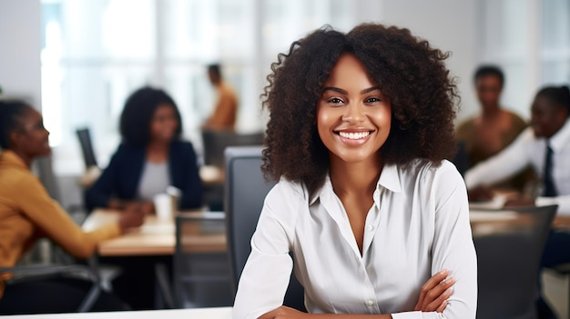 Portrait d'une jeune femme d'affaires souriante assise avec ses collègues dans un bureau moderne