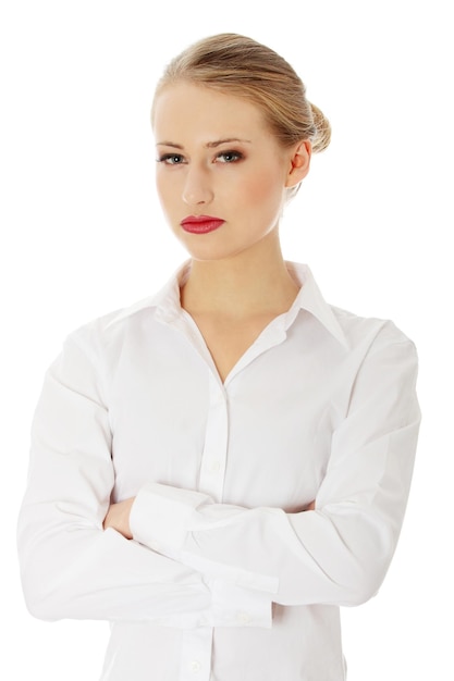 Portrait d'une jeune femme d'affaires souriante debout sur un fond blanc