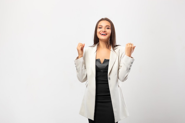 Portrait de jeune femme d'affaires souriante heureuse isolée sur fond blanc