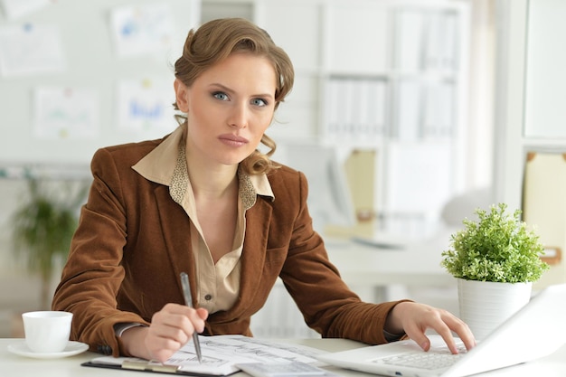 Portrait de jeune femme d'affaires travaillant au bureau