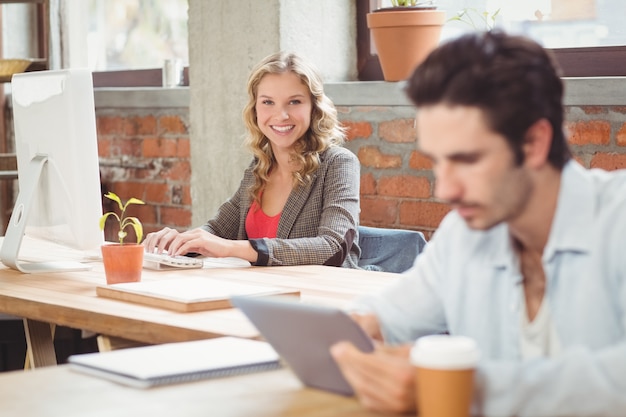 Portrait de jeune femme d&#39;affaires travaillant sur ordinateur