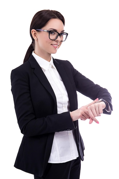 Portrait d'une jeune femme d'affaires vérifiant l'heure sur sa montre de poignet isolée sur blanc