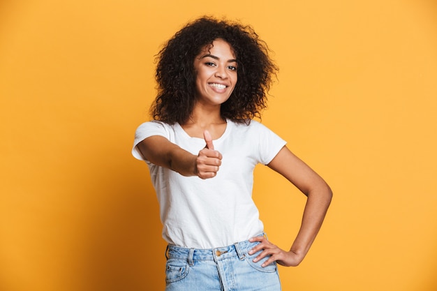 Portrait d'une jeune femme africaine confiante