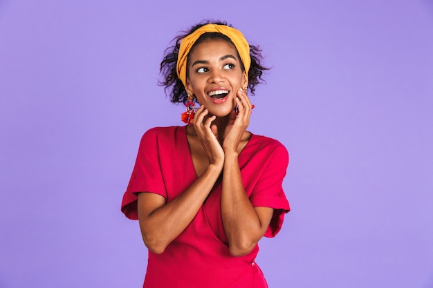 Portrait d'une jeune femme africaine excitée