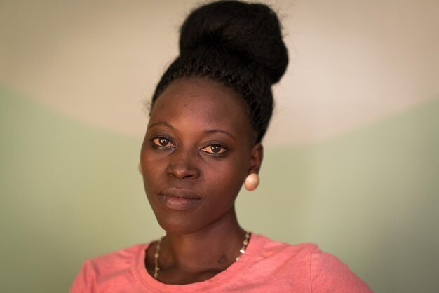 Portrait de jeune femme africaine noire candide à l'intérieur