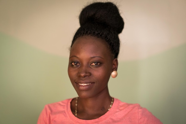 Portrait de jeune femme africaine noire candide à l'intérieur