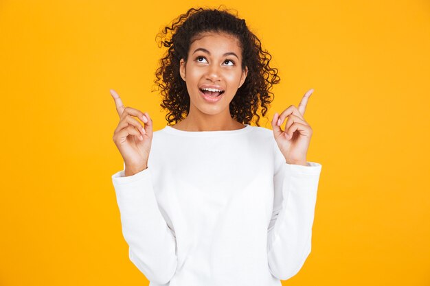 Photo portrait d'une jeune femme africaine souriante debout