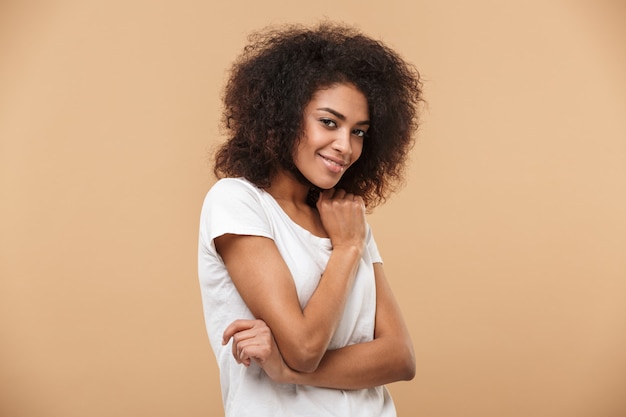 Portrait d'une jeune femme africaine souriante