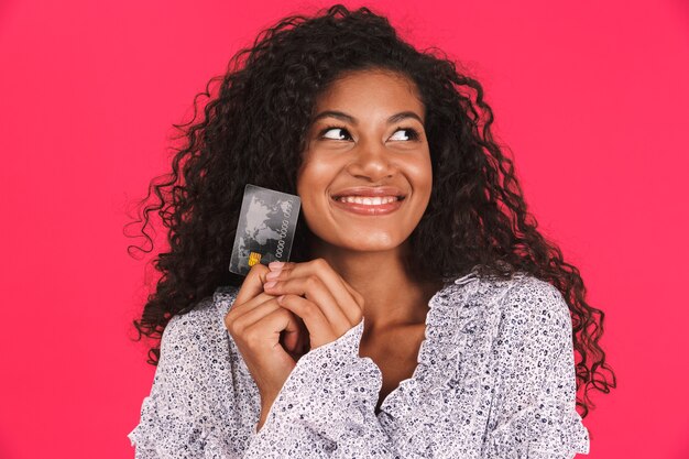 Portrait d'une jeune femme africaine souriante