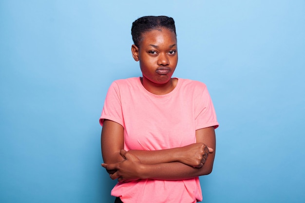 Portrait d'une jeune femme afro-américaine en colère faisant une expression furieuse