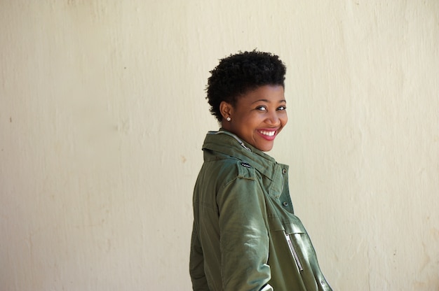 Portrait d&#39;une jeune femme afro-américaine heureuse