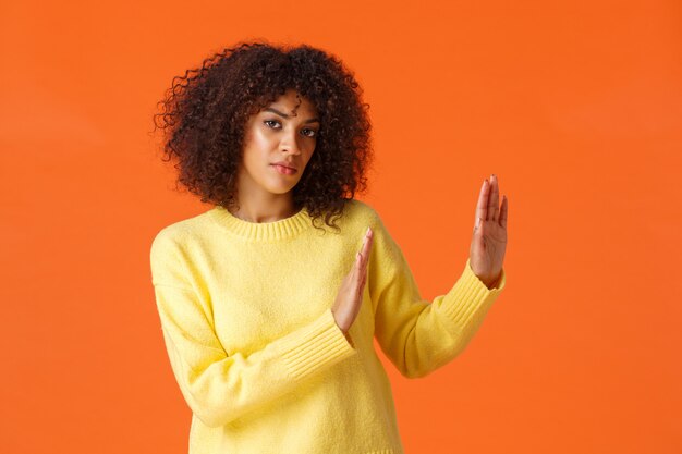 Portrait jeune femme afro-américaine montrant le geste.