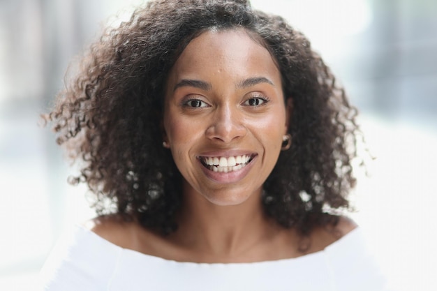 Portrait d'une jeune femme afro-américaine séduisante