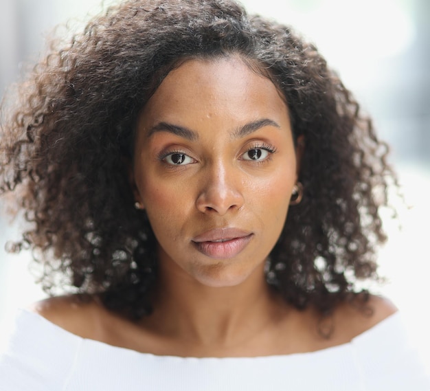 Portrait d'une jeune femme afro-américaine séduisante