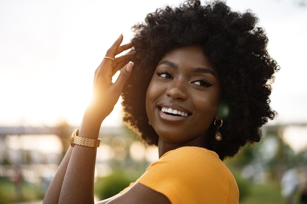 Portrait d'une jeune femme afro-américaine souriante debout dans la ville