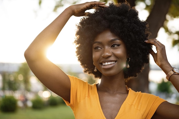 Portrait d'une jeune femme afro-américaine souriante debout dans la ville