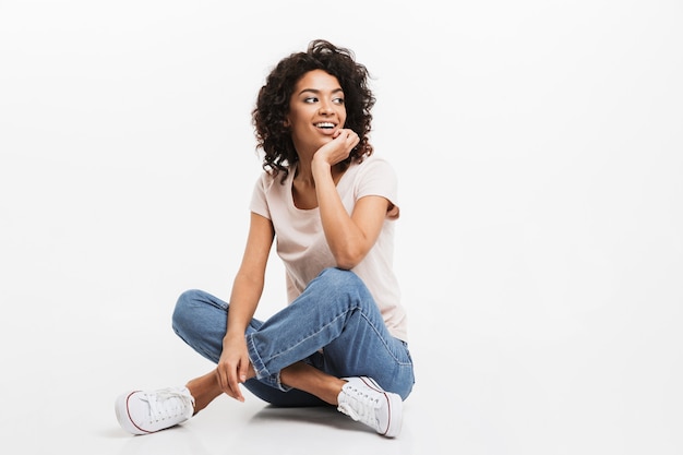 Portrait de jeune femme afro-américaine souriante