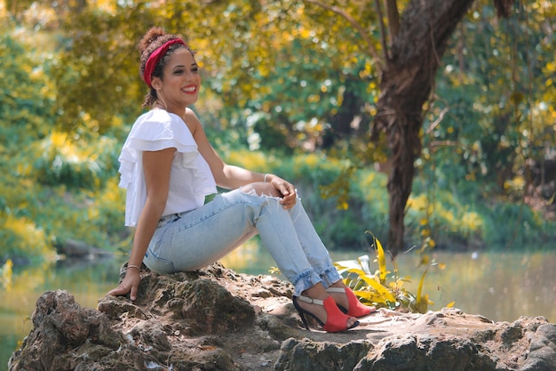 Portrait d'une jeune femme afro en plein air