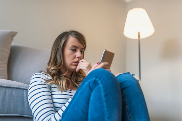 Portrait de jeune femme agacée triste