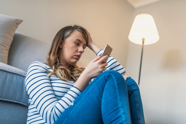 Portrait de jeune femme agacée triste