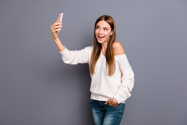 Portrait jeune femme à l'aide de téléphone