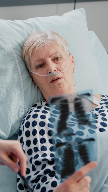 Photo portrait d'une jeune femme allongée sur le lit à la maison