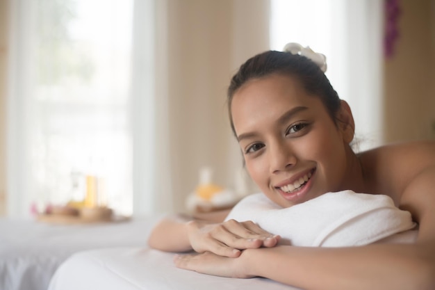 Photo portrait d'une jeune femme allongée sur une table de massage dans un spa