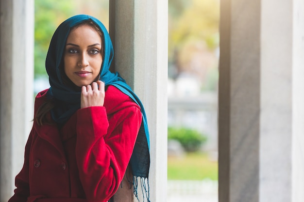 Portrait de jeune femme arabe à Istanbul