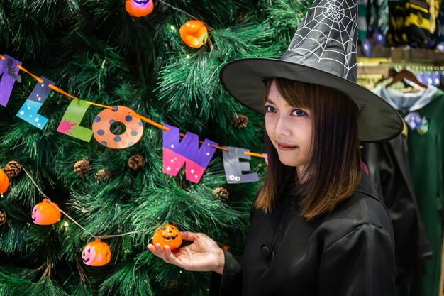 Photo portrait d'une jeune femme avec un arbre de noël