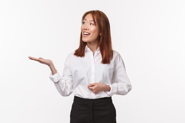 Portrait d'une jeune femme asiatique au bureau