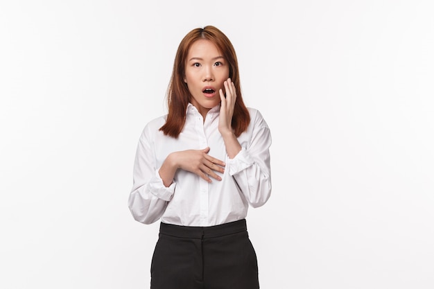 Portrait d'une jeune femme asiatique au bureau