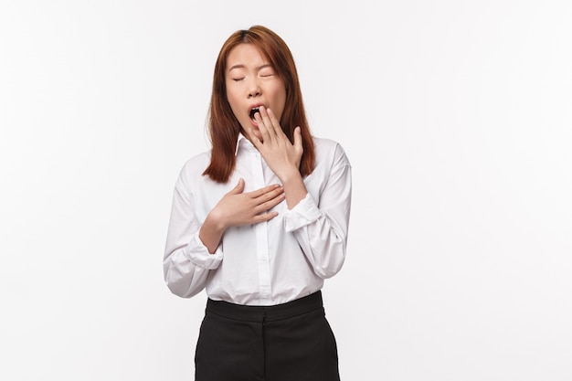 Portrait d'une jeune femme asiatique au bureau