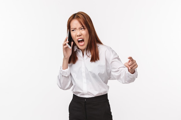 Portrait d'une jeune femme asiatique au bureau