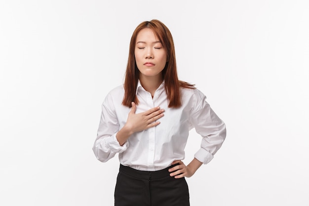 Portrait d'une jeune femme asiatique au bureau