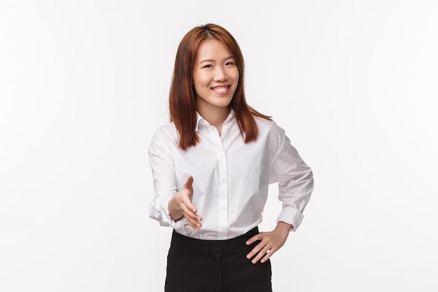 Portrait d'une jeune femme asiatique au bureau