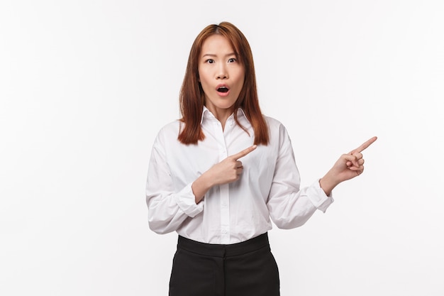 Portrait d'une jeune femme asiatique au bureau