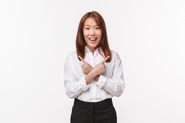 Portrait d'une jeune femme asiatique au bureau