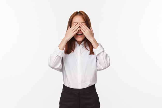 Portrait d'une jeune femme asiatique au bureau