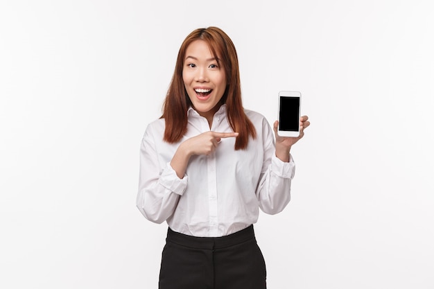 Portrait d'une jeune femme asiatique au bureau