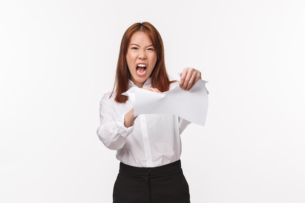 Portrait d'une jeune femme asiatique au bureau