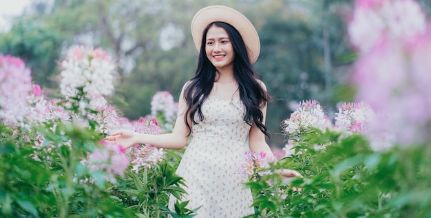 Portrait de jeune femme asiatique au champ de fleurs